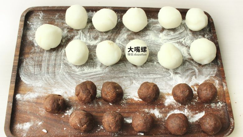 Q萌红糖冰皮月丨大嘴螺,将之前的红豆沙馅和切分好的冰皮块一同挪成11个小圈圈?他们是等量的关系,25g:25g