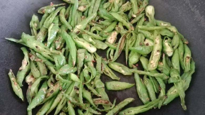 烧椒茄子,青椒沥干切马耳,热锅,放入锅里大火不断翻炒,随后小火翻炒熟。起锅待用。(不加油)