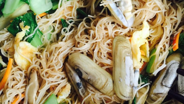 #年夜饭#海鲜炒粉干,炒熟的海鲜粉干香味扑鼻而来😋(可以适量的加点<a style='color:red;display:inline-block;' href='/shicai/ 717'>味精</a>)