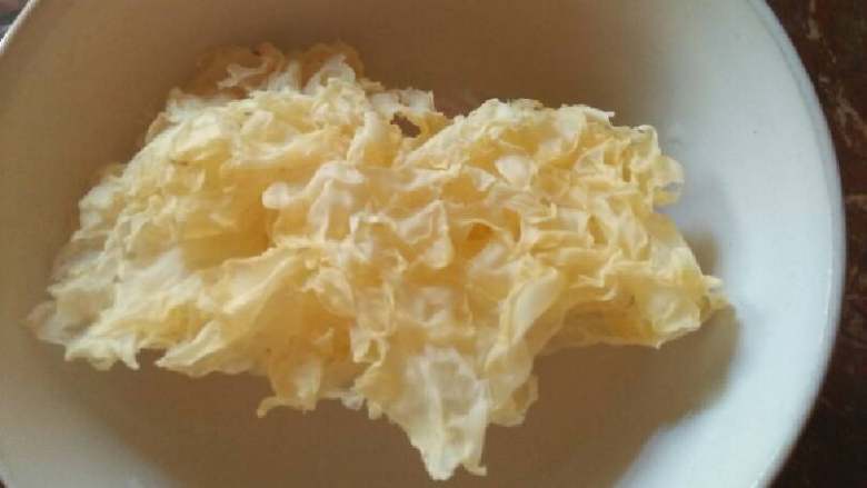 冰糖鸭梨银耳汤,用热水泡20分钟