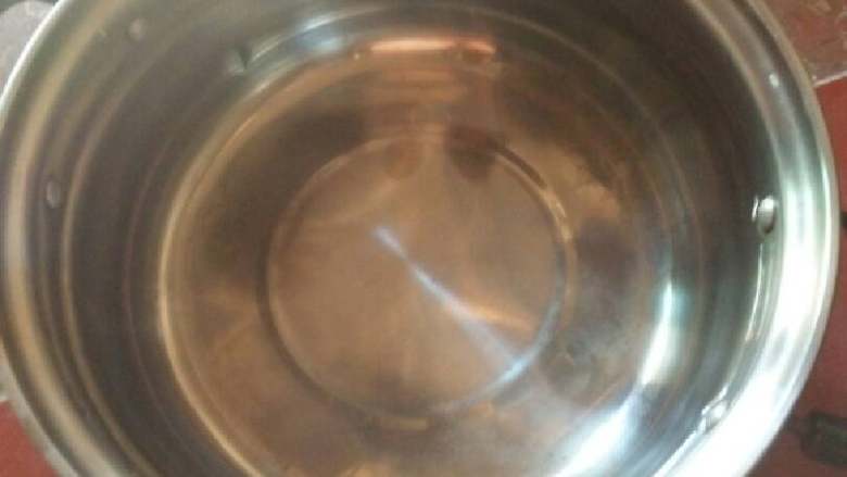 冰糖鸭梨银耳汤,一小锅水,加一个鸭梨,切小块跟泡好的银耳一起下,大火烧开,小火半小时,起锅前下
冰糖苟杞烧10分钟