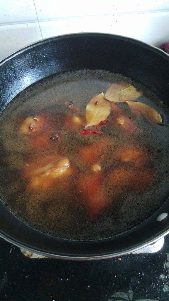 香焖猪蹄,加入没过猪蹄的水大火煮,水最好一次加足