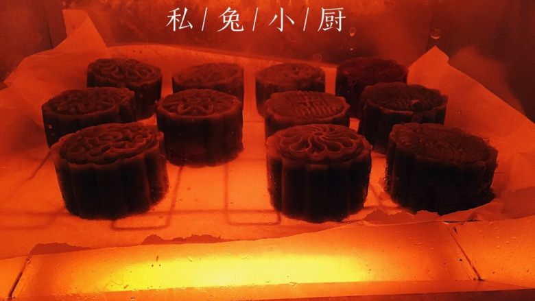 抹茶桃山皮红豆月饼~(附红豆馅做法),Step 4:在做好的月饼表面刷上一层水,放入烤箱,上下火180度,叮12-15分钟。