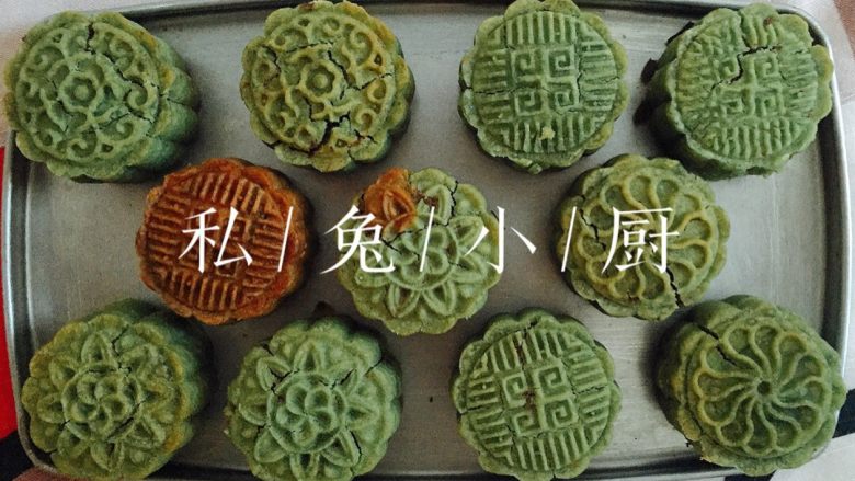 抹茶桃山皮红豆月饼~(附红豆馅做法),Step 5:耶,月饼做好啦~刚出炉的月饼皮会很硬很脆,这时候口感不好。应该放置3天左右,待月饼回油,月饼皮变软再吃,味道会很赞的哦~