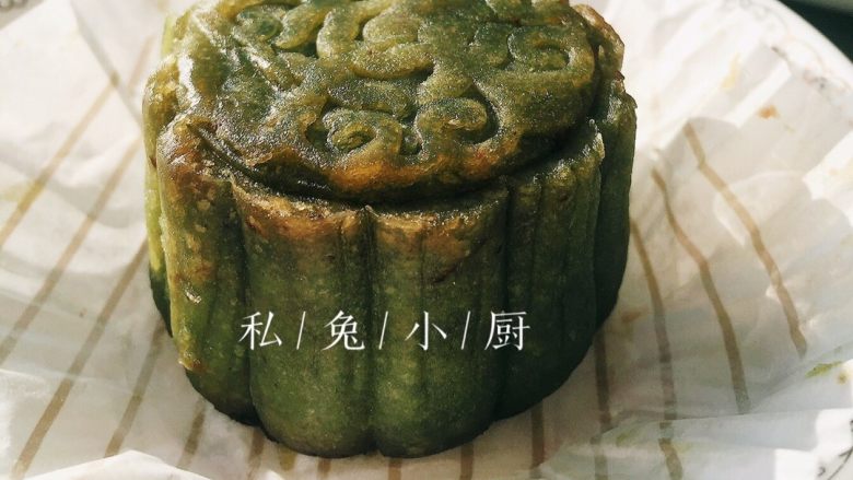 抹茶桃山皮红豆月饼~(附红豆馅做法),3天之后的月饼,回油啦,吃起来超赞,不甜还好吃~