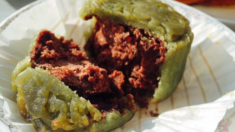 抹茶桃山皮红豆月饼~(附红豆馅做法),里面的红豆沙,松松散散哒,好棒~