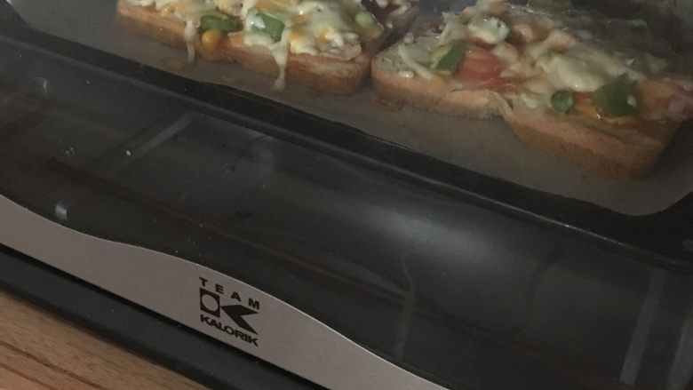 吐司披萨🍕,烤箱预热两百度烤十分钟,根据自家烤箱脾气而定,乳酪融化就可以了。