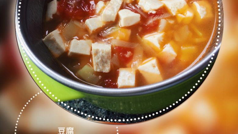 土豆泥+秋葵炒饭+小豆腐汤(儿童营养餐),这个汤 酸酸的综合炒饭的油腻!特别适合孩子吃!