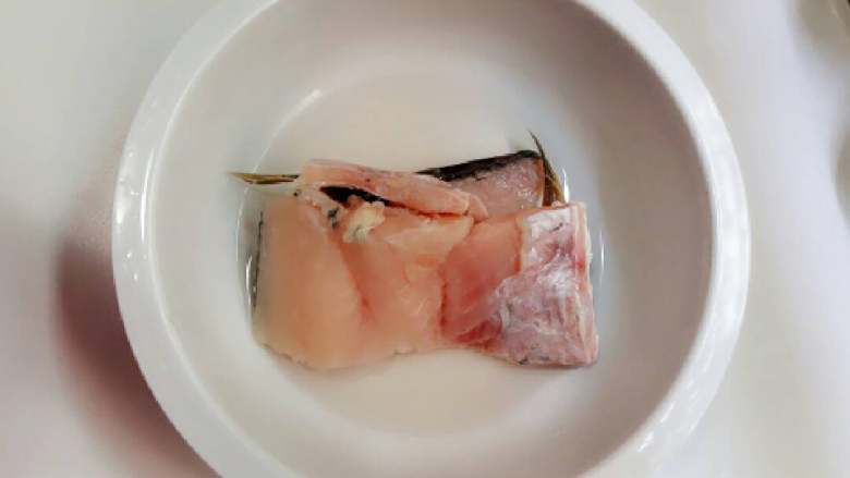 沃草鱼羹,草鱼一块解冻。