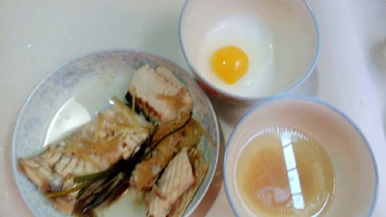 沃草鱼羹,把蒸熟鱼块的汤汁倒出,鱼肉纳凉后挑出鱼骨头,准备鸡蛋黄。