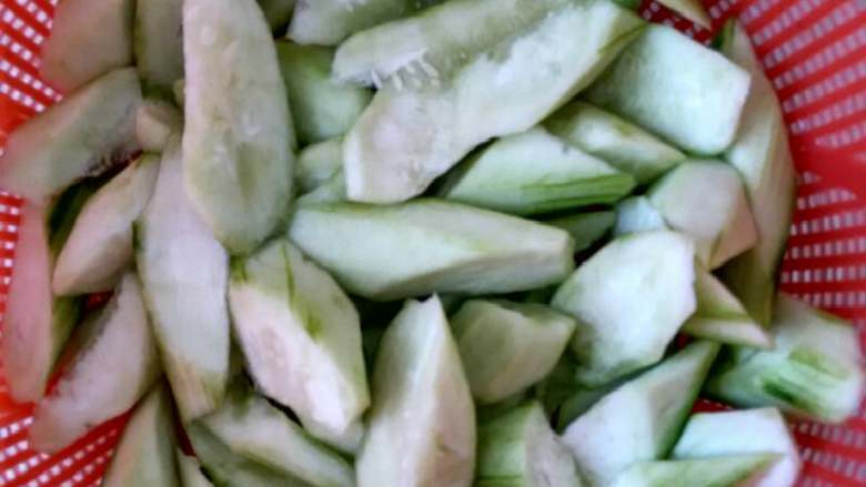 丝瓜炒鸡蛋,<a style='color:red;display:inline-block;' href='/shicai/ 57'>丝瓜</a>切成滚刀状