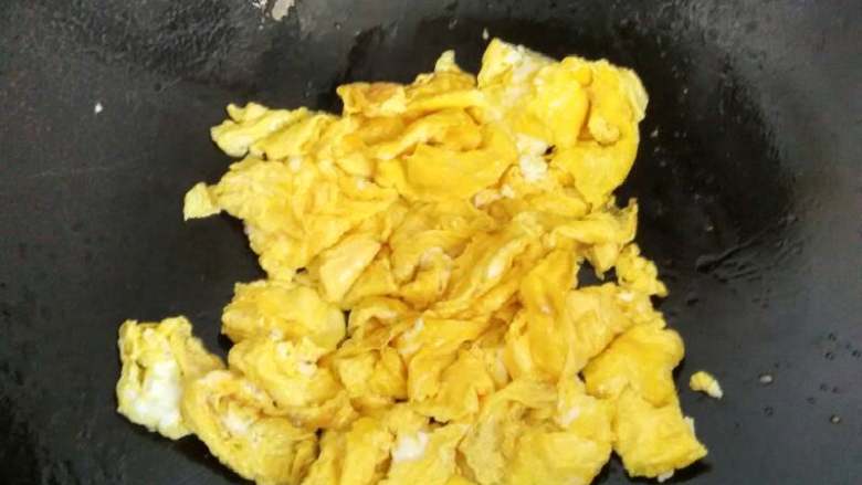 丝瓜炒鸡蛋,弄成小块