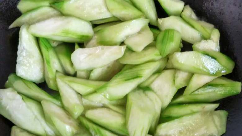 丝瓜炒鸡蛋,倒入丝瓜