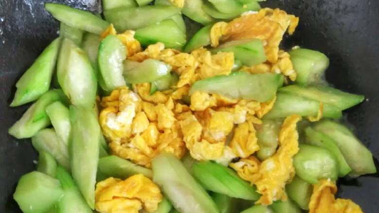 丝瓜炒鸡蛋,扁炒一会倒入鸡蛋