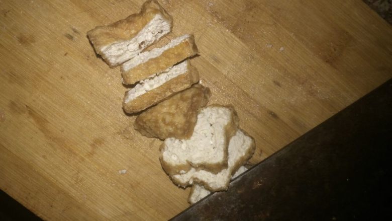 饺子,油豆腐切成片,再切成条,然后再切成丁。