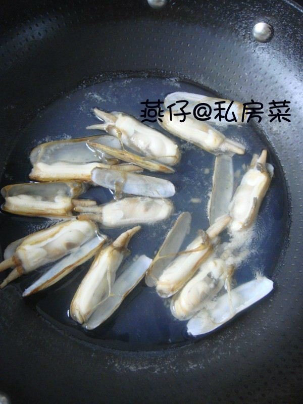 海蛏蒸粉丝,锅里加入一碗开水，把海蛏下锅煮开；