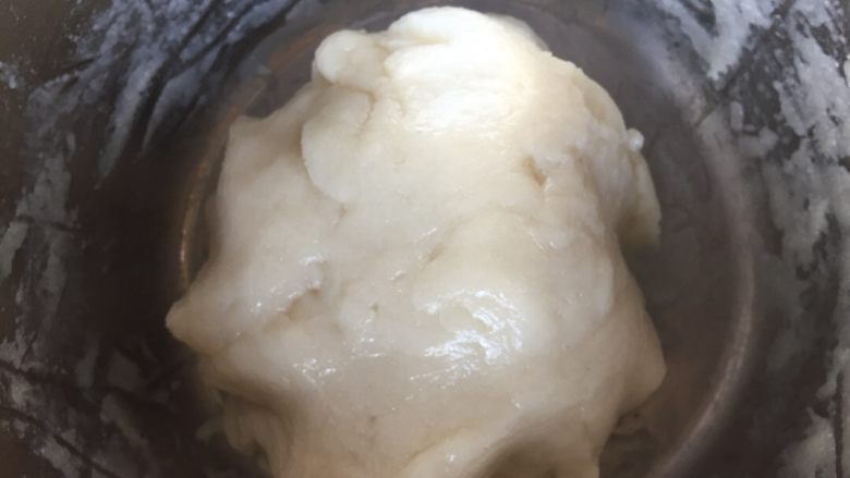 冰皮月饼 简单的制作方法,放入塑料袋把粉团揉揉,放冰箱冷藏30分钟