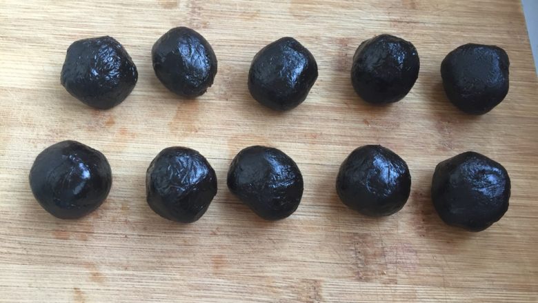 冰皮月饼 简单的制作方法,粉团冷却同时,可以把馅料分成30克,备好10个馅