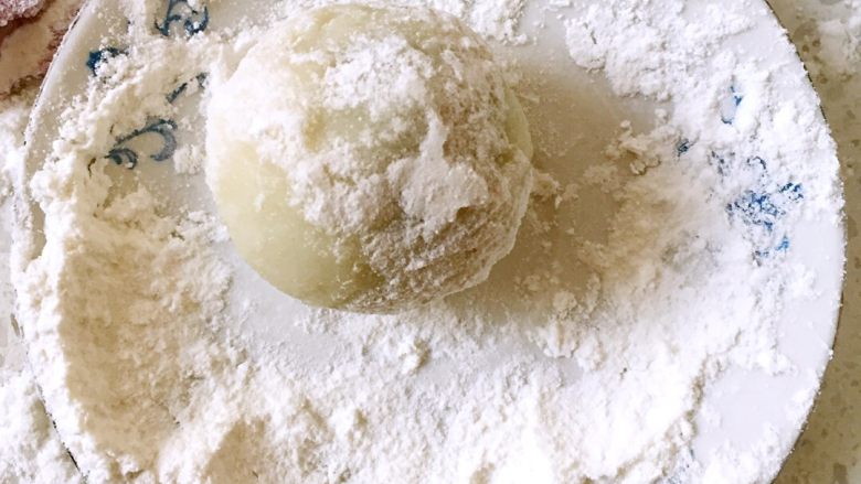 冰皮月饼 简单的制作方法,粘上预留的粉,再入模