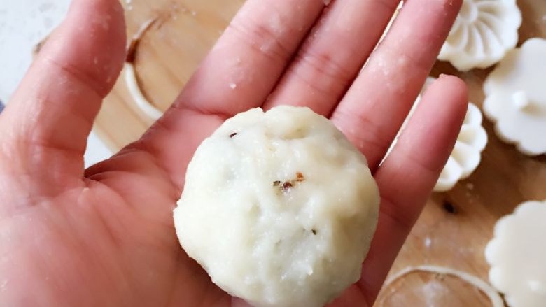 冰皮月饼 简单的制作方法,粉团平均分十份,皮按扁包上馅