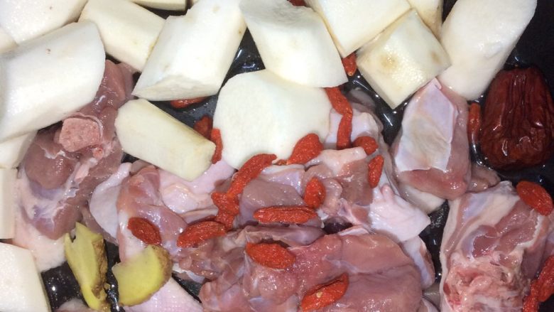 山药鸭肉汤,所以材料洗净放锅里,加2酒碗水,按下煲汤⌛️