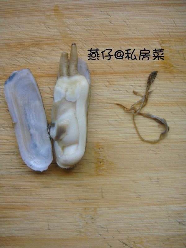 海蛏蒸粉丝,捞起海蛏,把边缘黑线去掉;