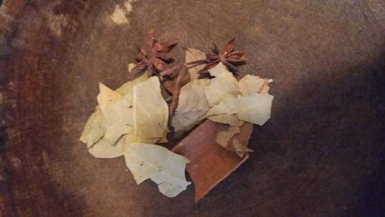 卤羊蹄,锅中入油,放入香料,煸炒出味