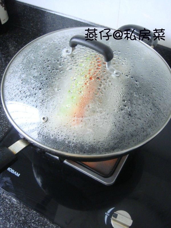 海蛏蒸粉丝,下锅蒸5分钟即可;