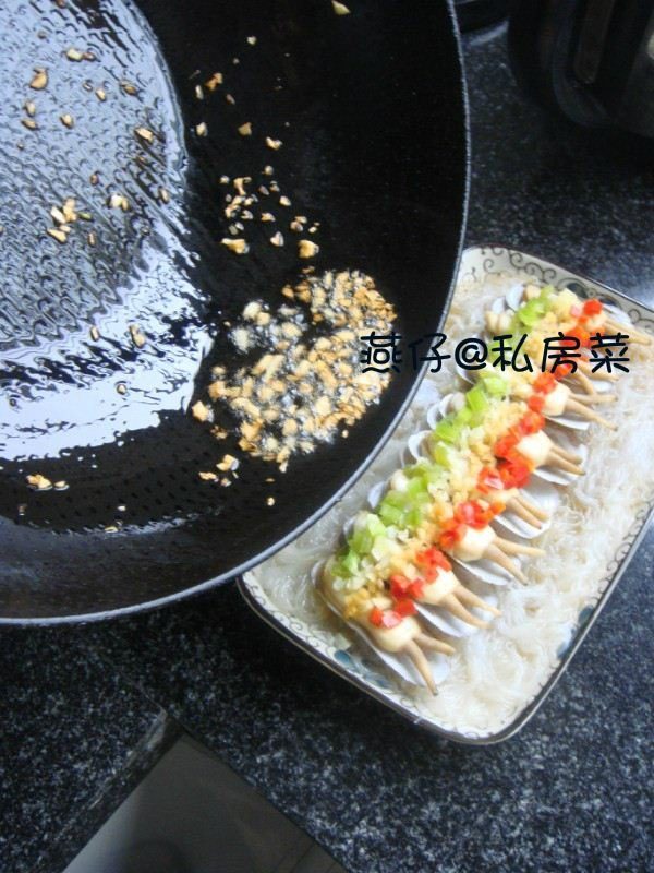 海蛏蒸粉丝,起锅浇上,生姜蒜蓉热油,就完成了。