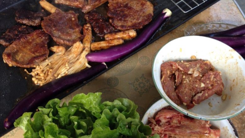 肉食主义者🤗烧烤嗨起来,sorry😅刚开始我忘记拍了,光想着怎么快点把肉弄熟吃掉😁你们就凑合看吧。基本烧烤的话,大家应该都知道步骤的,主要就是熟了就好😂先将茶油放在烧烤锅里,将油烧热,因为茶油不易长胖,哈哈😄我的逻辑是这样,所以就用这个油来烧烤,而且也蛮香的,再将牛排,<a style='color:red;display:inline-block;' href='/shicai/ 330'>羊排</a>放进去,煎