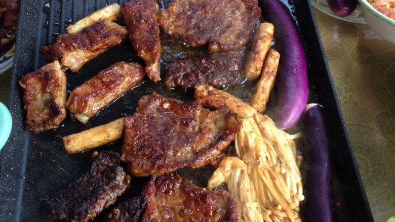 肉食主义者🤗烧烤嗨起来,蔬菜也可以同时放入,因为煎牛排羊排这些肉会耗很多油呀,所以把菜放旁边一起煎烤,不浪费😊