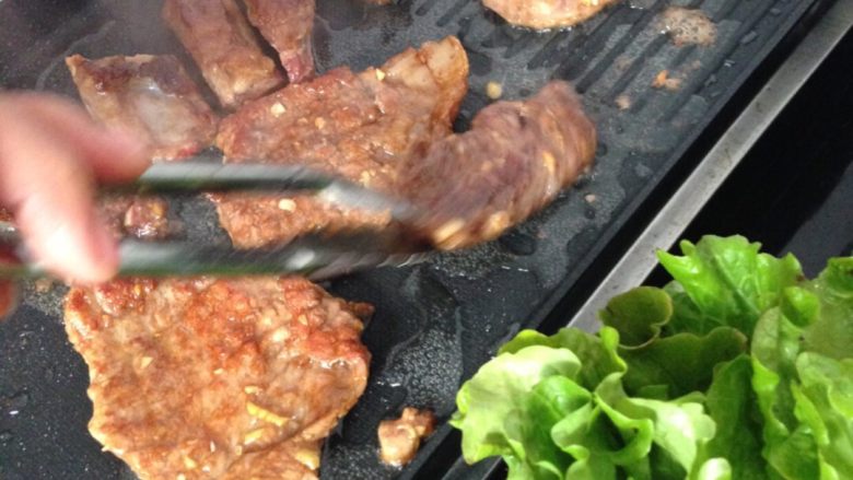 肉食主义者🤗烧烤嗨起来,煎肉的时间基本几分钟就要翻一翻,省的沾了锅,具体时间看你自己适合什么口味,想要嫩一点就时间短一点吧