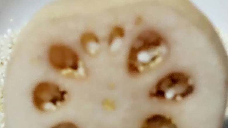 蜜汁桂花藕,糯米用过滤布沥干水分倒入容器中,往藕孔里罐,尽量把每个孔都罐入8分满。