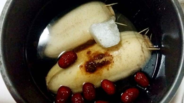 蜜汁桂花藕,电饭煲压力锅放入水,藕要满下去,加入冰糖,红糖 和红枣一起倒进去。