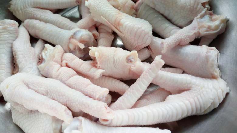 泡椒凤爪,鸡爪洗干净，去爪子，一剁成三，用水泡去油和血水。