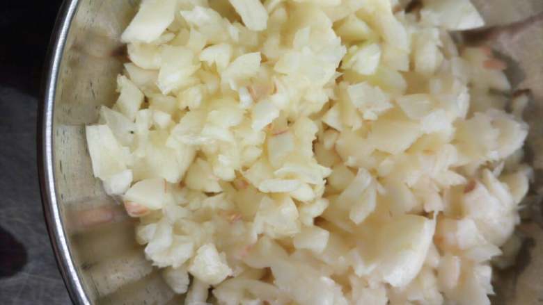 泡椒凤爪,煮鸡爪的同时准备蒜蓉，蒜蓉多些没坏处，大概一小碗。