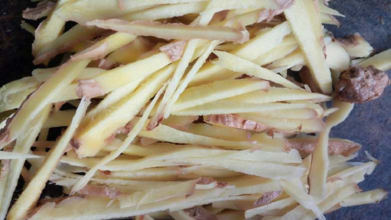 泡椒凤爪,姜可以切丝剁蓉也可以，和蒜蓉一样有多没坏处。