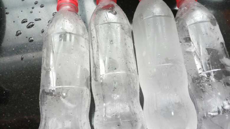 泡椒凤爪,冰水提前一小时用矿泉水瓶子装冷开水速冻着，待用。我冰了四瓶，也是多些没坏处。哈哈！