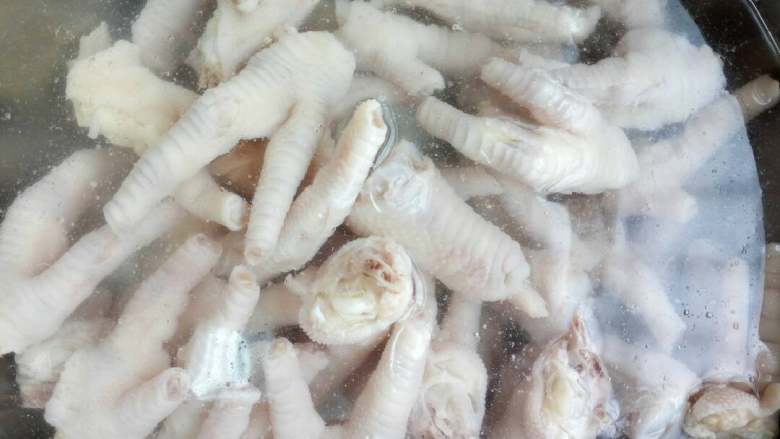 泡椒凤爪,鸡爪煮十分钟捞出，用冰水泡着，过十分钟后用冰水洗俩次，去油和血水，这样鸡爪颜色比较白净，所以冰水预多些。😄