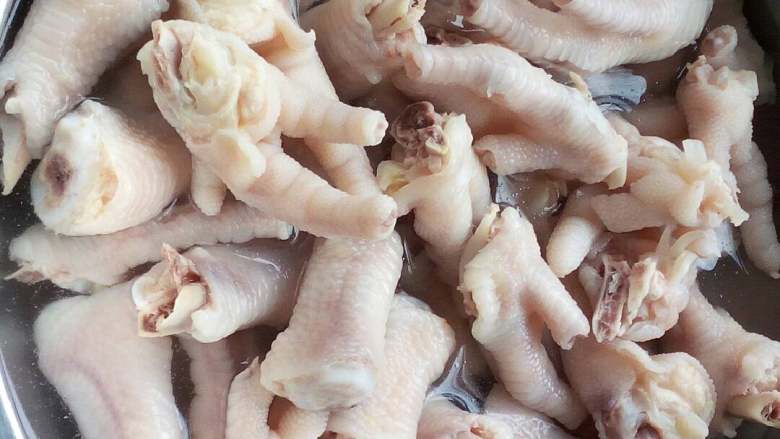 泡椒凤爪,冰水泡洗了三次的鸡爪