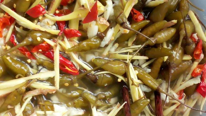 泡椒凤爪,把<a style='color:red;display:inline-block;' href='/shicai/ 703'>泡椒</a> 蒜蓉 姜丝 干或新鲜红辣椒几个， 少许五十度的白酒 少许白糖和鸡精混和。