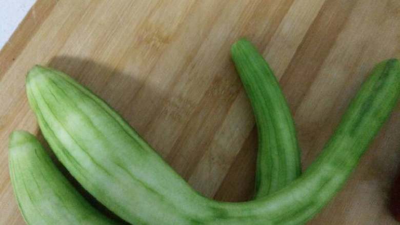 清炒丝瓜,<a style='color:red;display:inline-block;' href='/shicai/ 57'>丝瓜</a>去皮  清水冲洗