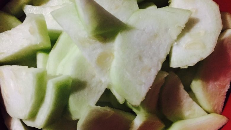 丝瓜炒蛋,<a style='color:red;display:inline-block;' href='/shicai/ 57'>丝瓜</a>削皮，切片，