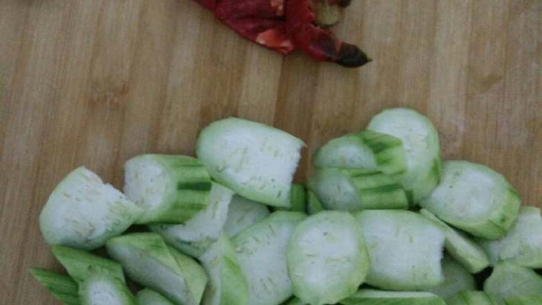 清炒丝瓜,青椒切块  丝瓜切厚片