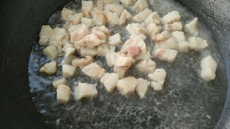 鱼香脆滑肉,锅中放少许水，把<a style='color:red;display:inline-block;' href='/shicai/ 940'>肥肉</a>耗成油渣