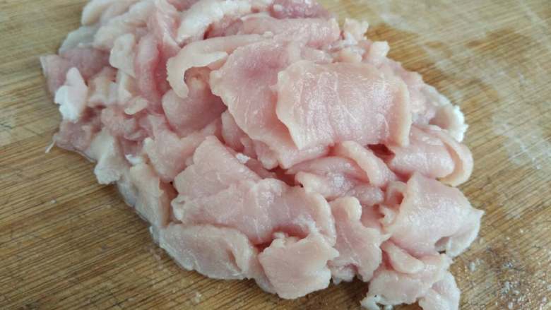 鱼香脆滑肉,猪通脊肉切成指甲片，用盐、料酒、<a style='color:red;display:inline-block;' href='/shicai/ 9'>鸡蛋</a>清、淀粉码味，然后用开水篡烫熟