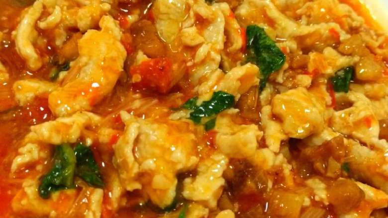 鱼香脆滑肉,锅中放底油，加入郫县豆瓣酱和泡椒酱炒出红油，加入葱姜蒜，料酒、盐、糖、酱油、水、醋，烧开后勾芡，加入肉片、菠菜心和油渣，翻炒均匀即可