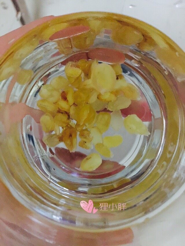 皂米绿豆薏米粥,桃胶头一天晚上提前泡好,现在天气炎热,建议放冰箱冷藏里浸泡一夜
