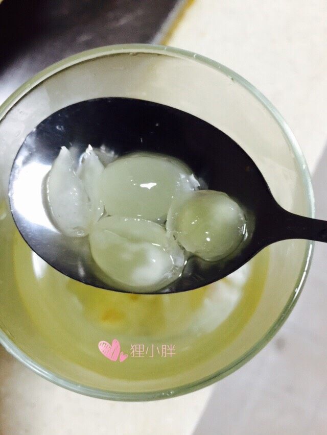 皂米绿豆薏米粥,泡好的皂米,晶莹剔透