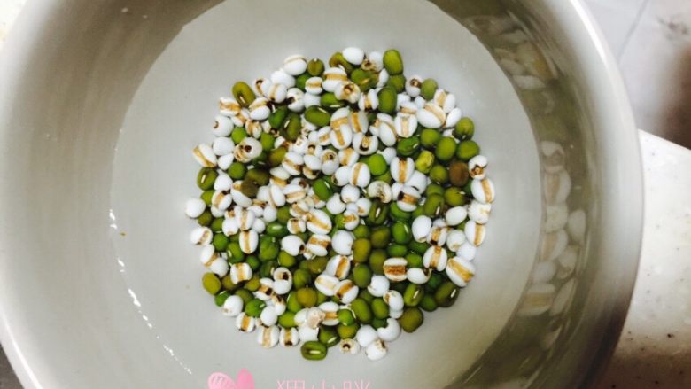 皂米绿豆薏米粥,<a style='color:red;display:inline-block;' href='/shicai/ 453'>绿豆</a><a style='color:red;display:inline-block;' href='/shicai/ 494'>薏米</a>提前一个小时浸泡